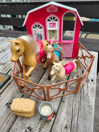 barbie stable with 3 horses, hay bale & feed bucket.