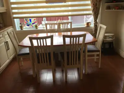 Table et chaises.   Table and chairs, View more