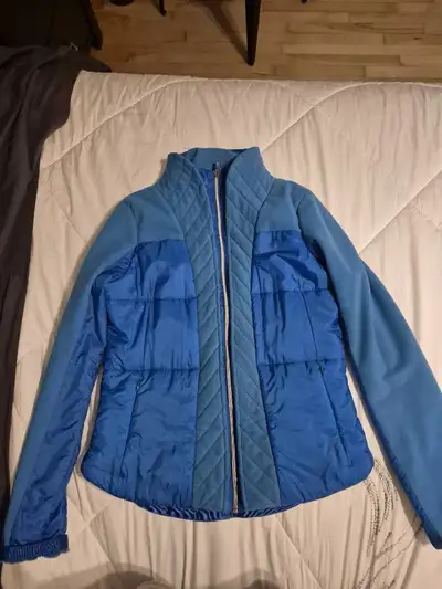 LULULEMON – VESTE DE RANDONNÉE HYBRIDE ISOLÉE POUR FEMME Prix: 55 $ Grandeur: 10 Couleur : Bleu Desc...