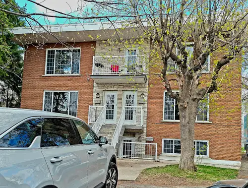 Appartement 5 1/2 rénové, 1er étage, dans un beau triplex, près de tous les services. Coin très tran...