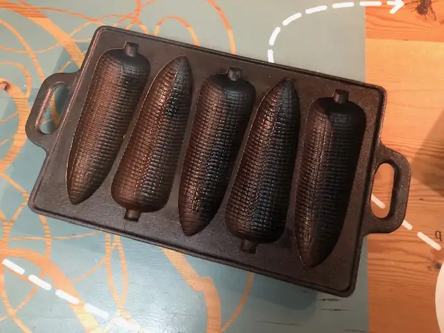 5 EQR CORN COB SHAPE CORNBREAD MUFFIN CAKE PAN...LIKE NEW!!! in Kitchen & Dining Wares in Calgary - Image 2