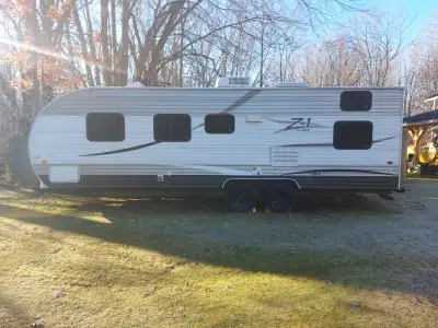 2013 Crossroads Z-1 Travel Trailer. 25 ft, no tip out. Bunkhouse, flip down sofa/bed, 4 seater dinet...