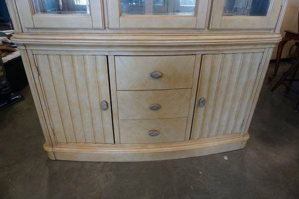 2 PIECE CHINA CABINET - OFF WHITE in Hutches & Display Cabinets in Delta/Surrey/Langley - Image 3