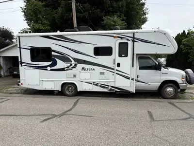 Well-maintained 26 ft Class C motorhome on a Ford E-450 chassis with only 53,000 km. One slide-out p...