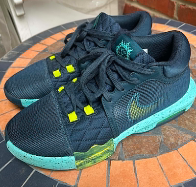 Souliers de basketball LBJ Witness VIII en excellent état, View more