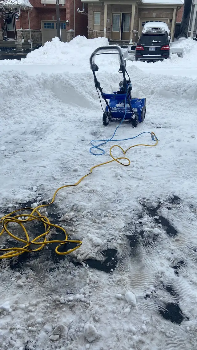 SNOW JOE-SJ625E 21-Inch 15-Amp Electric Snow Thrower in Snowblowers in Oshawa / Durham Region - Image 3