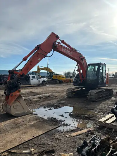 2017 Hitachi ZX135 for sale 4440 hours Hydraulic tilting coupler 36” digging bucket 20” rubber pads...