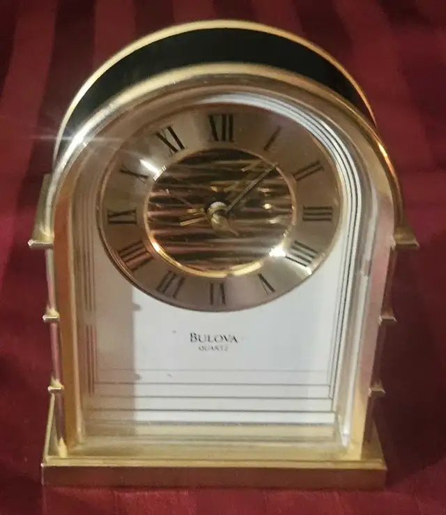 very nice Bulova desk clock  in Home Décor & Accents in Owen Sound - Image 2