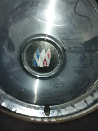 J'offre une roue d'hiver Buick usagée, idéale pour affronter les routes enneigées. Cette roue est éq...