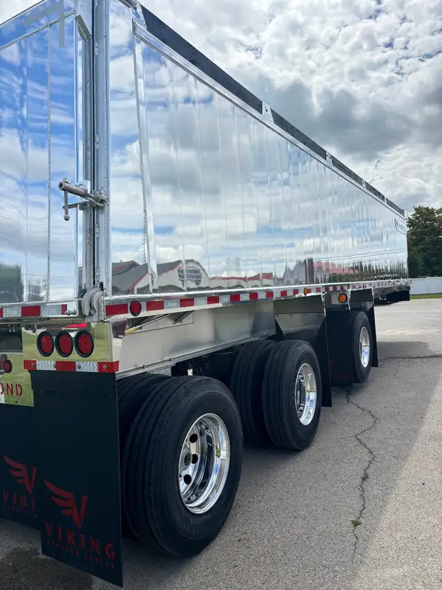 2026 Viking Tri-Axle Gravel End Dump in Heavy Equipment in Hamilton - Image 4