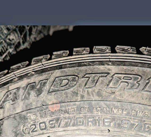 2 Dunlop winter tires 2 pneus d'hiver Dunlop dans Pneus et jantes  à Laval/Rive Nord - Image 2