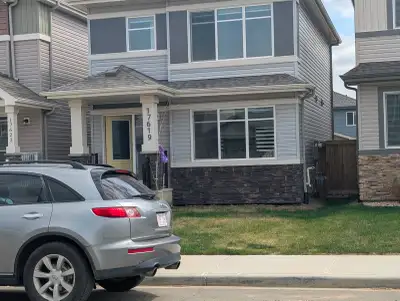 This stunning, modern house offers a bright and spacious living environment, featuring an open-conce...