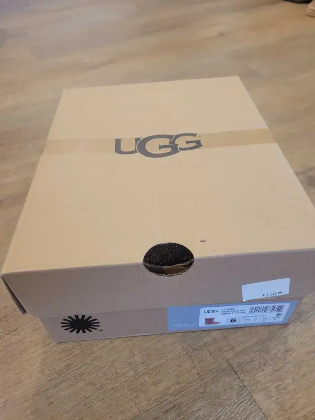 UGG Glitter Boots in Kids & Youth in Mississauga / Peel Region - Image 8