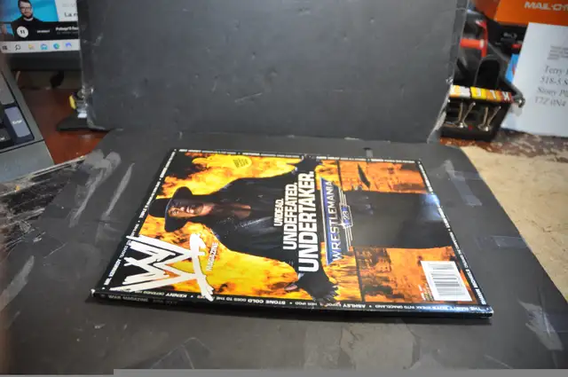 Wwe wrestling magazine program 2007 CHOOSE FROM THE LIST BELOW in Arts & Collectibles in Victoriaville - Image 3