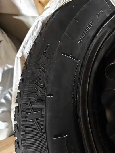 225 / 60 R 17 In very good condition 4x Michelin xIce winter tires Steel rims