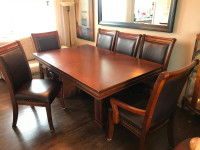 Beautiful  Dining room Table and 6 Chairs