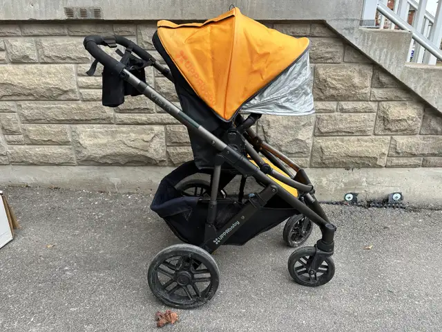 Uppababy Vista stroller and bassinet 2013 in Strollers, Carriers & Car Seats in Markham / York Region - Image 4