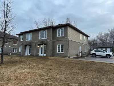 Plusieurs logements 5 1/2 à louer. Prix de 1850$ par mois NC NÉ. Logements rez-de-chaussée ou 2e. Di...