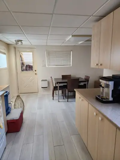 Grand 3 1/2 à Laval sans bail au mois. Incluant; poele, réfrigérateur, laveuse, sécheuse, table et 4...