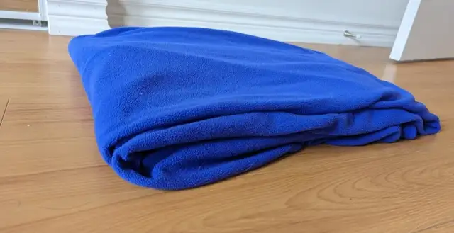Purple Fleece Throw Blanket  in Bedding in City of Toronto - Image 2