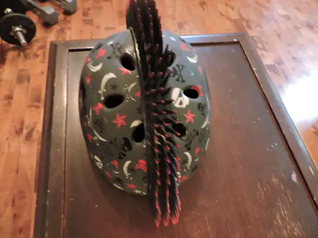 Casque de vélo NEUF, RASKULLZ HAWK ou planche à roulettes in Kids in Laval / North Shore - Image 3