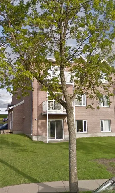 Beau grand 4 1/2, style condo 2e ou 3e étage, rue du Serrurier à Lévis, entrée privée, espace déneig...