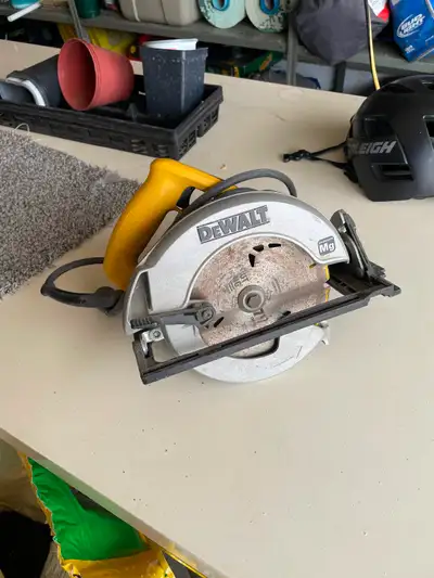 Dewalt 7 1/4” circular saw excellent condition saw blade comes with $85 obo