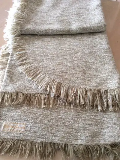 Nappe tissée à la main, couleur beige et blanc, grandeur 58" X 92", à l'état neuf. Peut aussi servir...