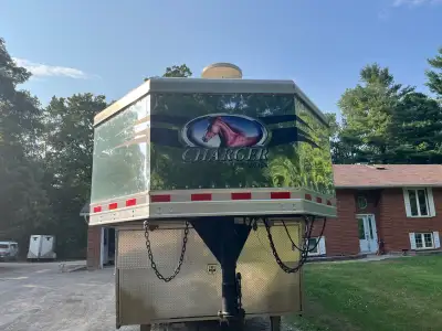 I am selling a used Lakoda 4 horse trailer with living quarters, perfect for equestrian enthusiasts...