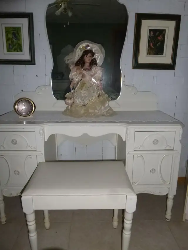 SET DE CHAMBRE BLANC,ANTIQUE CHINOIS. in Beds & Mattresses in Trois-Rivières - Image 6