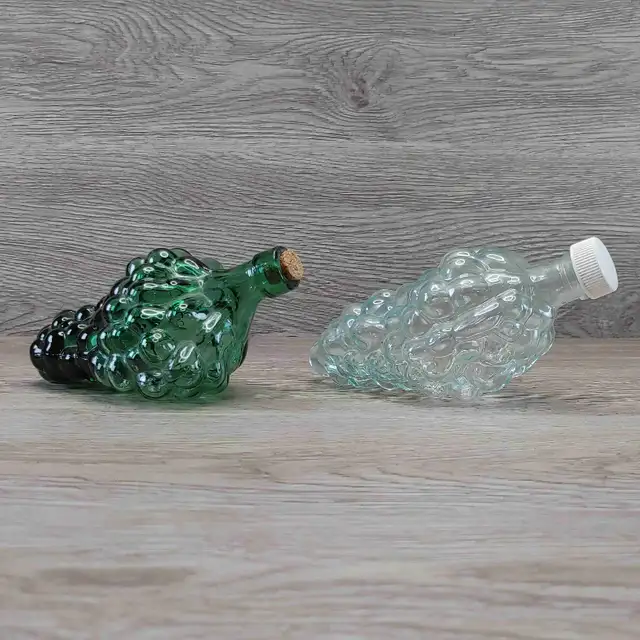 VINTAGE 1970s pair Glass Grape Clusters Decanters GREEN & CLEAR in Arts & Collectibles in City of Toronto - Image 2
