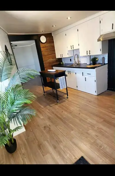 Grand 4½ – 2eme étage Dans un 6 logements • Deux chambres fermées • Grand salon privé (peut servir d...