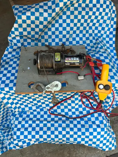 Treuil de récupération, capacité de 3000 lb, fonctionne avec une batterie 12 Volt