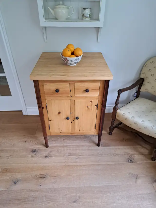 SOLID WOOD CABINET in Hutches & Display Cabinets in City of Toronto - Image 5