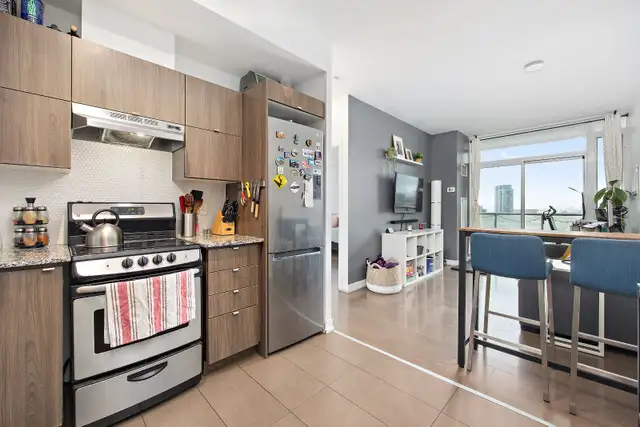 Downtown Toronto Apartment - 1 + Den - Lakeshore & Bathurst