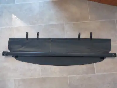 Cache-bagage rétractable en toile. Je pense, pour Subaru (Outback). Avant les années 2020. Voir phot...