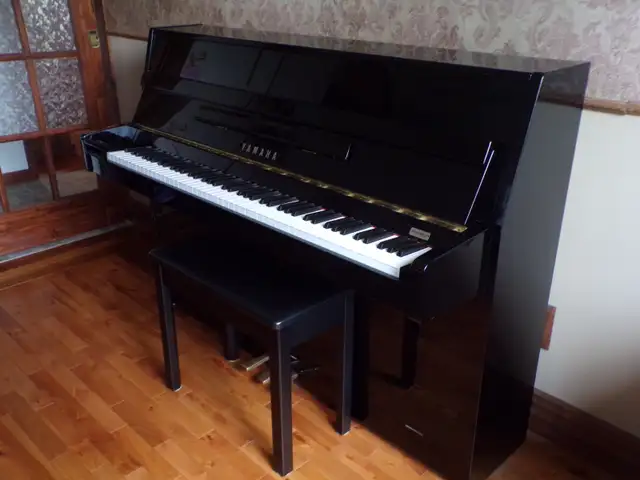 PIANO DROIT ACOUSTIQUE YAMAHA in Guitars in Laval / North Shore - Image 5