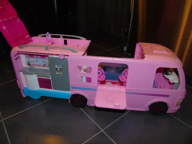 Barbie camper, camping-car, campeur, caravane, roulotte in Toys & Games in City of Montréal - Image 3
