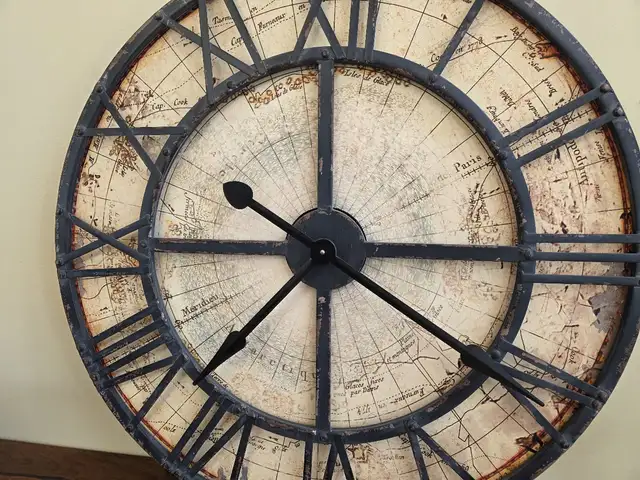 Oversized Rustic Wall Clock in Home Décor & Accents in Peterborough - Image 4