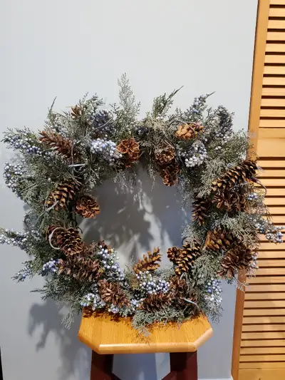 Couronne de porte décorative (automne ou Noël). Contient des cocottes de pin. Couronne mesure 24 pou...
