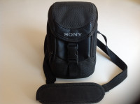 ROOTS DIGITAL POUCH MEDIUM AND SONY CAMERA CARRYING BAG