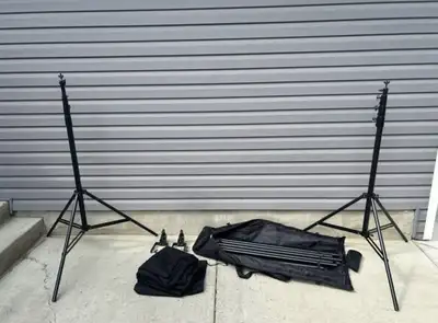 I’m selling my unused photography background kit. What’s included: - PhotoRepublik Background Stand...