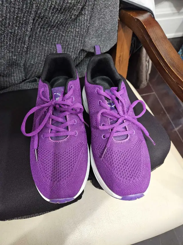 Women's running shoes in Women's - Shoes in Oshawa / Durham Region - Image 3