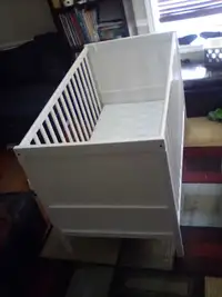 Convertable crib/toddler bed with spring mattress