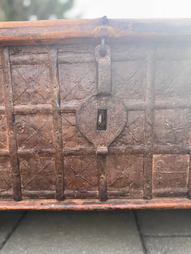 Antique wood trunk in Coffee Tables in City of Toronto - Image 9
