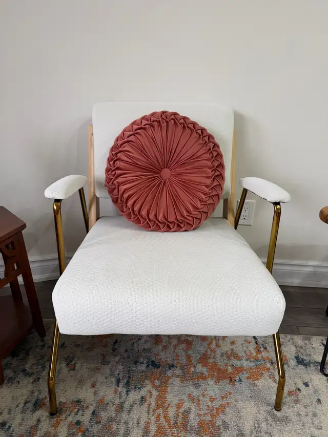 Like New 27” mid entry armchair  in Chairs & Recliners in Markham / York Region - Image 5