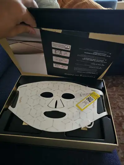 rand new, unused red light therapy mask Materials:It is a led face mask light therapy containing 4 c...