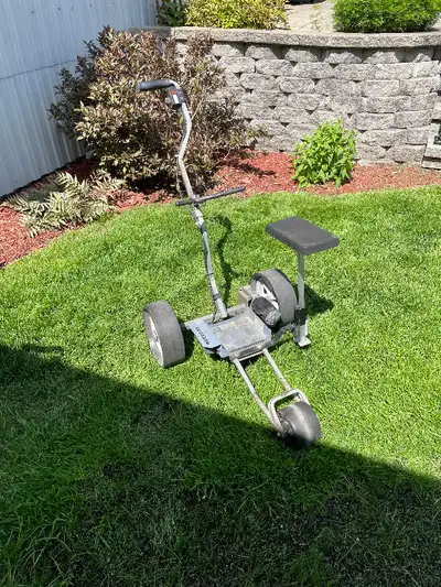 Voiturette de golf lectronic kaddy avec banc et chargeur