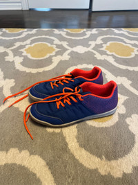 Ladies Kipsta Indoor Soccer Shoes - size US 6