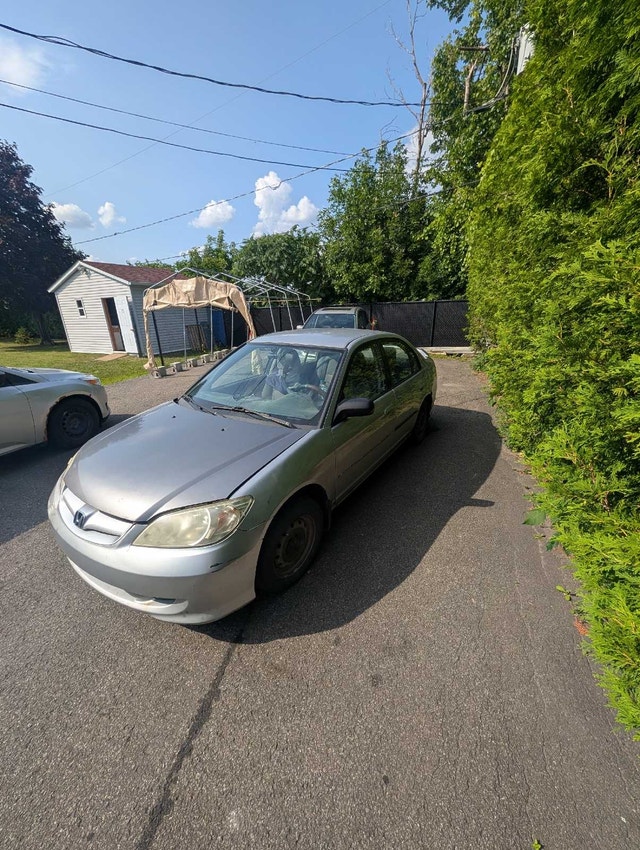 2004 Honda Civic (Auto) – Parts or Mechanic Special / Pour pièce — photo 2